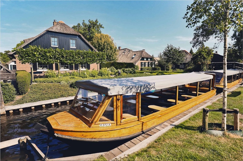 Giethoorn mit öffentlicher Bootsfahrt und Besuch von Afsluitdijk Tagestour ab Amsterdam